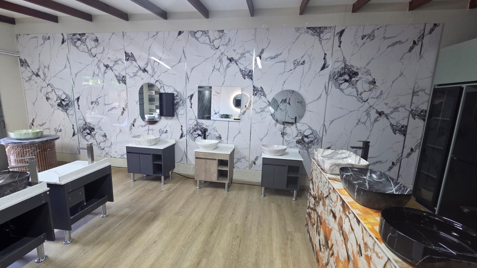 Muro del showroom con paneles tipo mármol