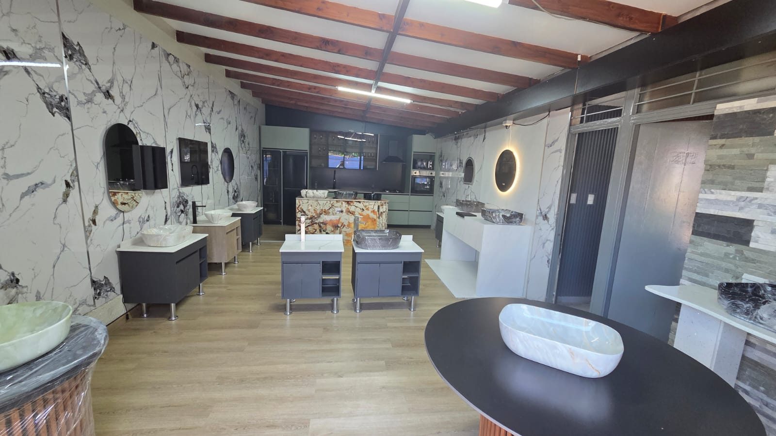 Showroom con lavamanos y espejos con luz LED